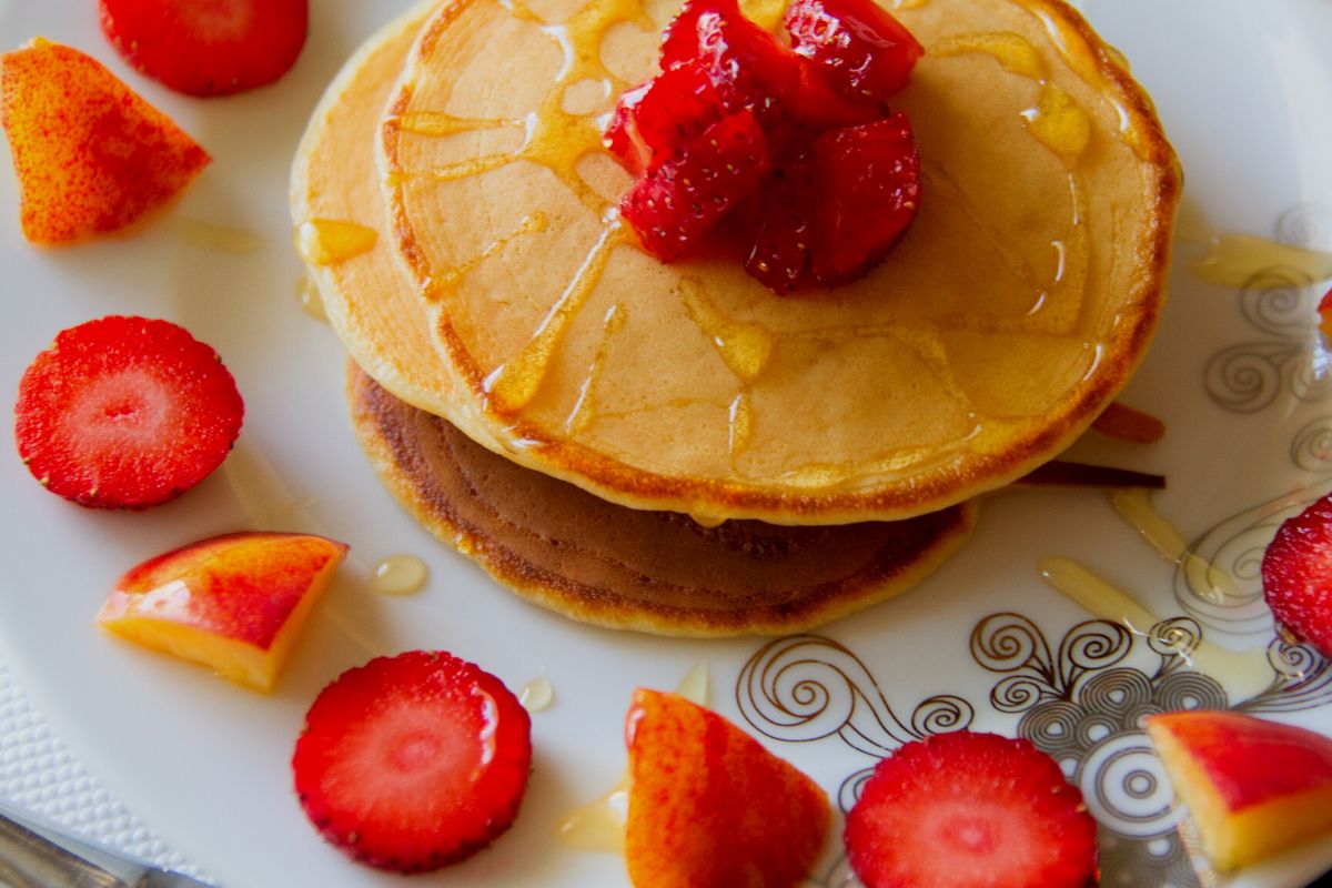 Panqueca de frutas e mel para um café da manhã saudável, nutritivo, saboroso e completo — Fonte Canva Pró