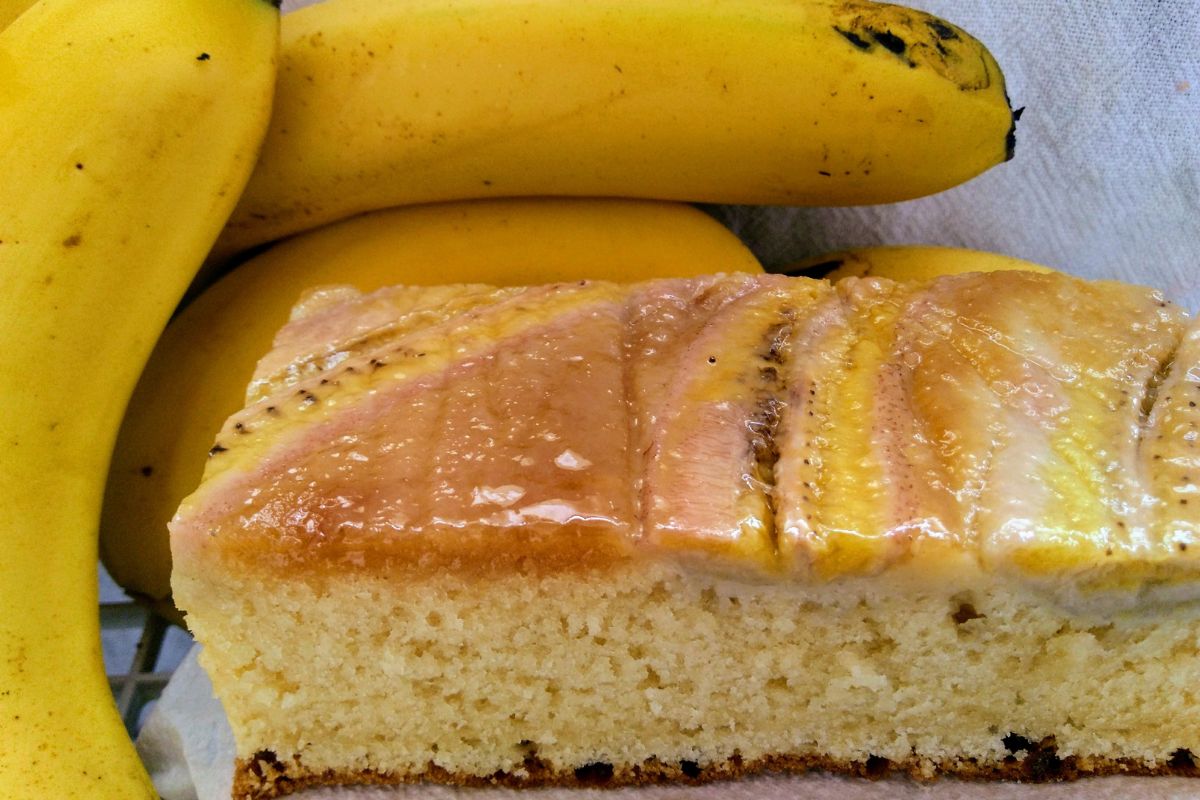 Bolo de casca de banana; perfeito para o café da manhã. Foto: Canva Pro