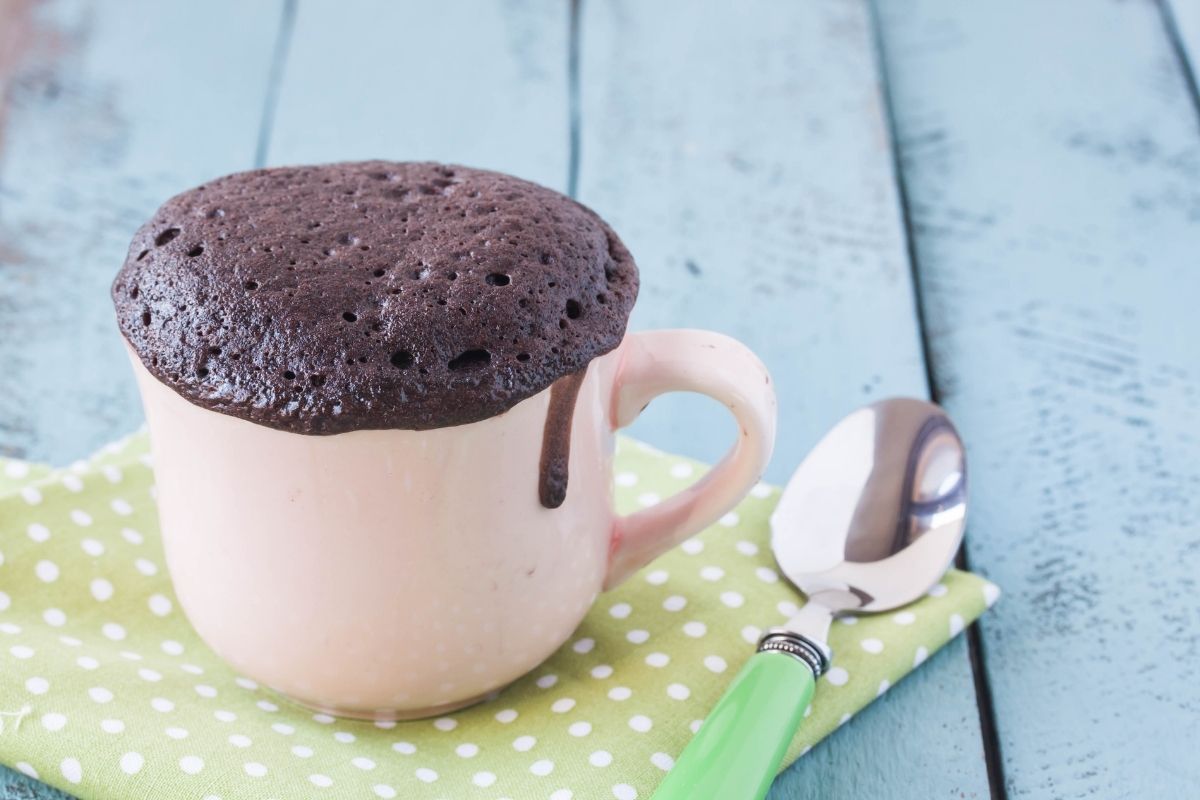 Bolo de chocolate na caneca, prático, fácil e perfeito para preparar rapidamente no café da manhã ou lanche. Foto: Getty Images / Canva Pro