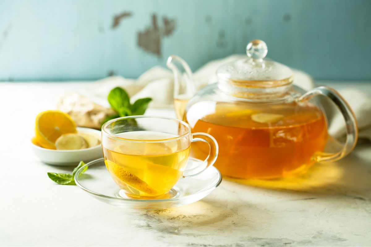 2 receitas de chá de limão para combater resfriados e ajudar na imunidade - Foto: Canva