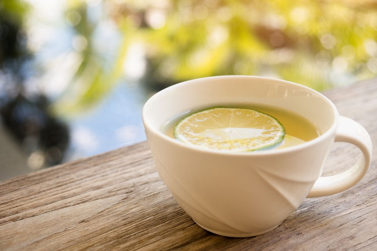 Chá de limão para combater resfriado