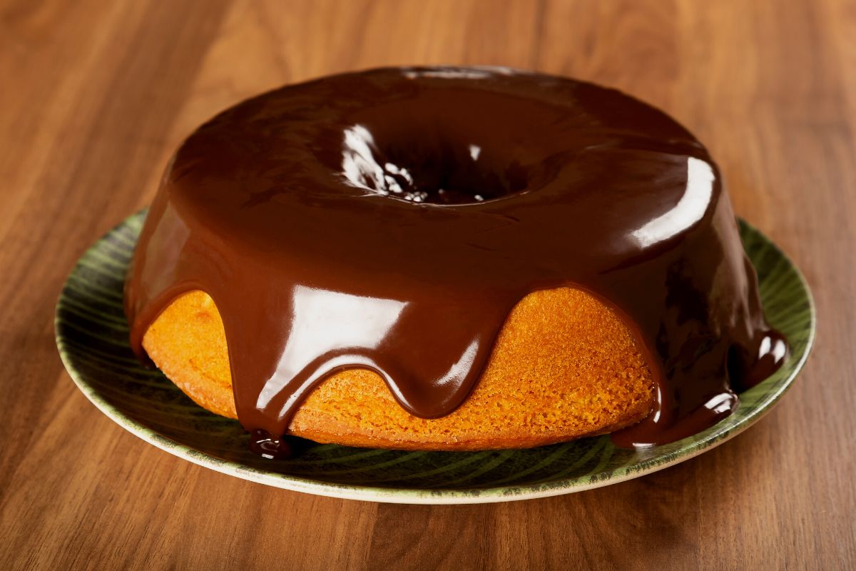 Massa de bolo de maracujá com cobertura especial de chocolate; combinação incrível de sabores. Foto: Canva