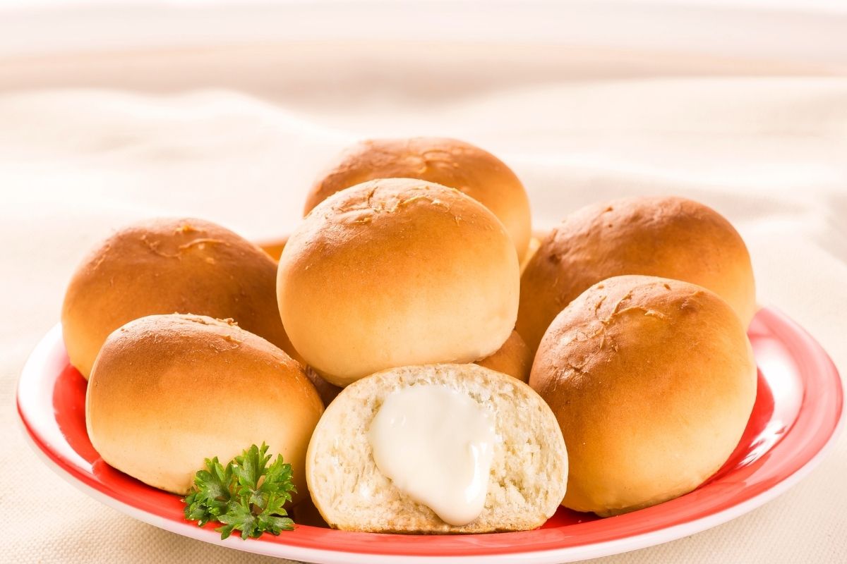 Lanche especial de pão de batata com recheio: fica quentinho, macio e muito gostoso - Foto: Canva
