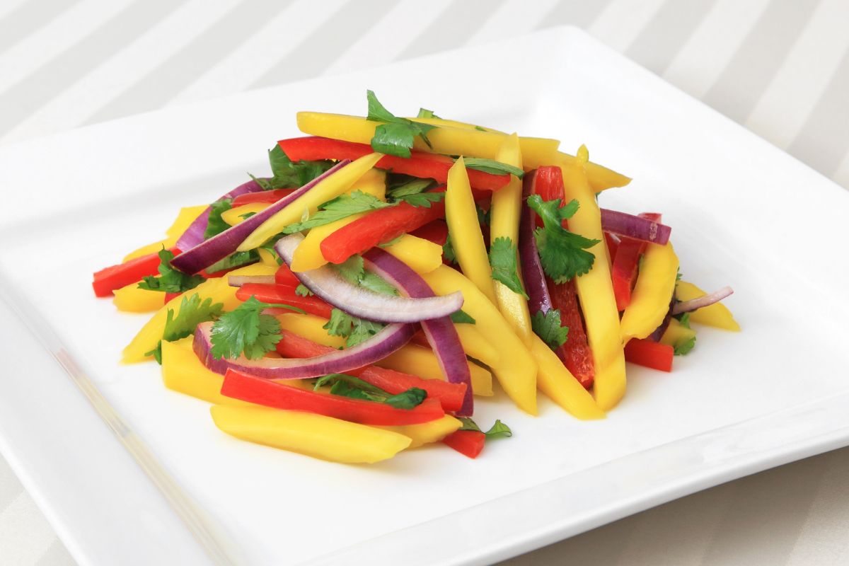 Salada agridoce com manga; você nunca provou nada igual. Foto: Canva Pro