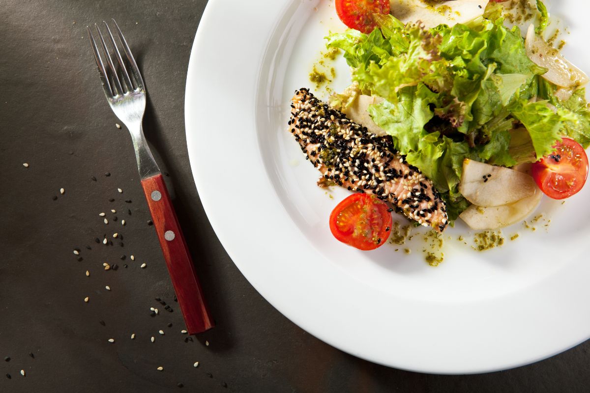 Salada com castanhas e gergelim; aprenda esse acompanhamento para o seu almoço. Foto: Canva Pro
