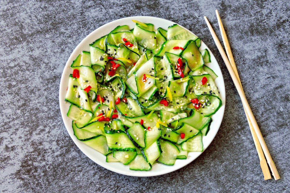 Salada com pepino e hortelã; deixe seu almoço mais gostoso e refrescante. Foto: Canva Pro