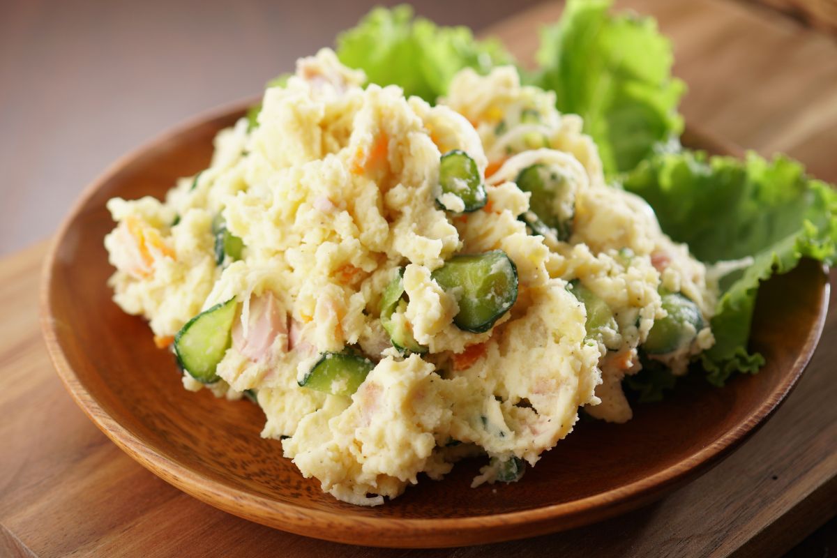 Salada de maionese diferenciada; o prato ideal para servir com carne ou assados - Foto: Canva