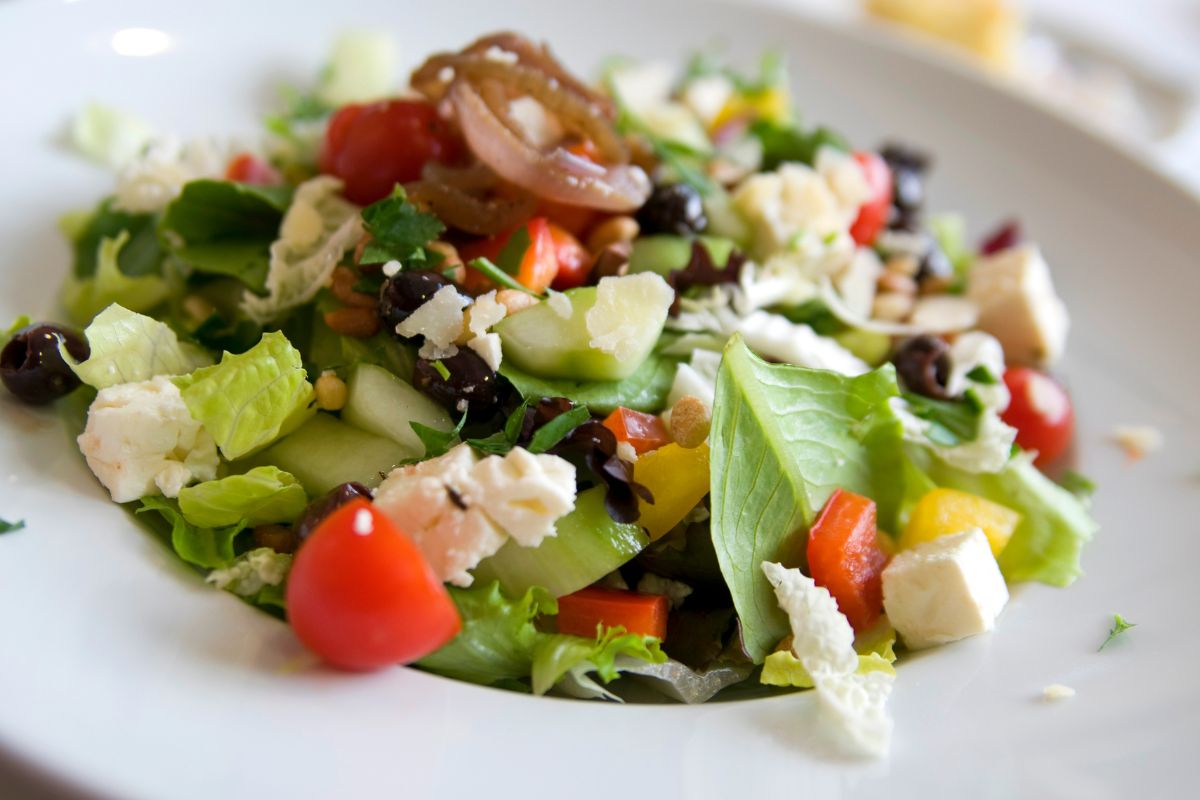 Salada mediterrânea: um prato delicioso e refrescante. - Foto: Canva
