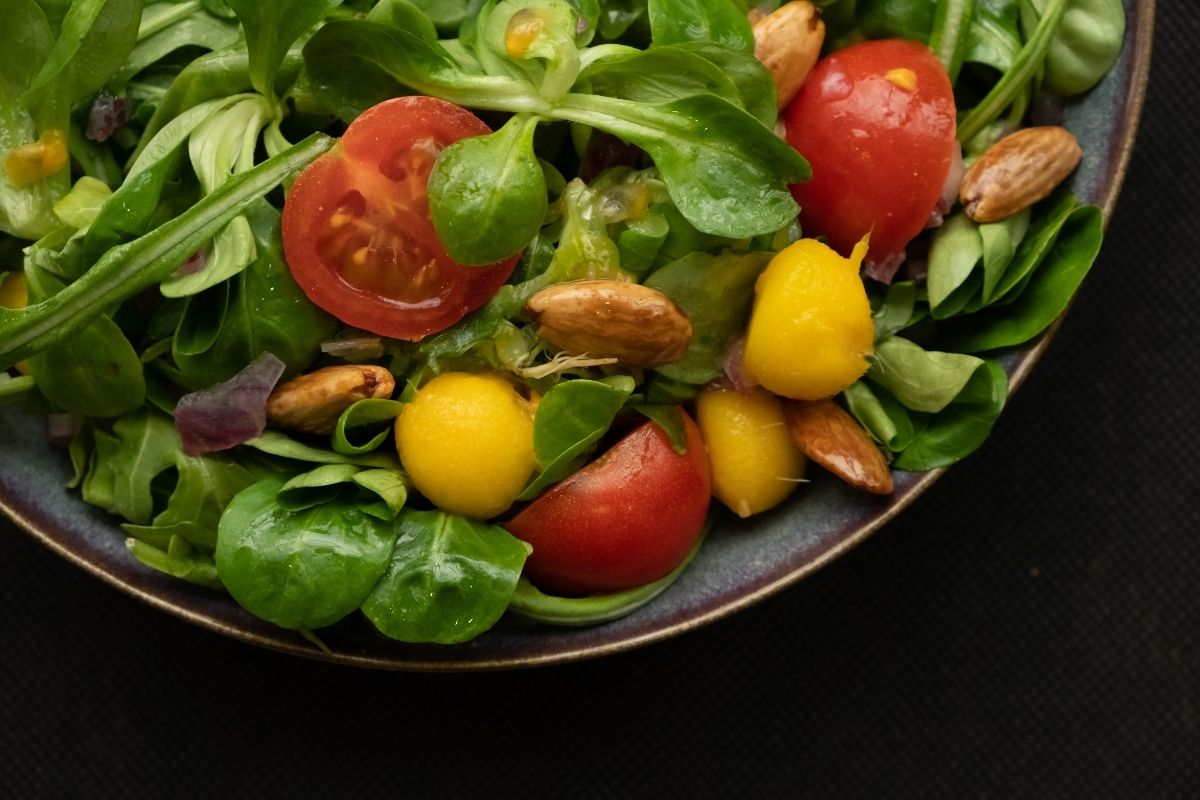 Salada Tropical; Aprenda a fazer uma receita de salada deliciosa - Foto: Canva