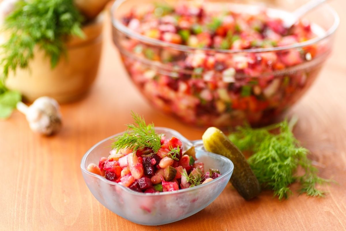 Salada vinagrete, o acompanhamento ideal do churrasco. Foto: Canva PRo