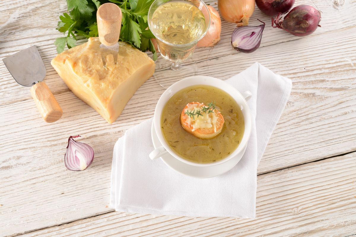 Sopa cremosa de cebola: uma receita para se aquecer com muito sabor- Foto: Canva