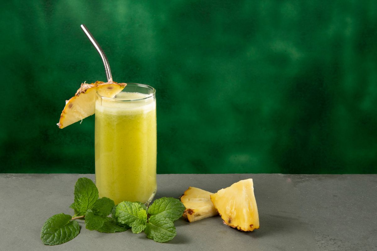 Suco de abacaxi com hortelã e gengibre
