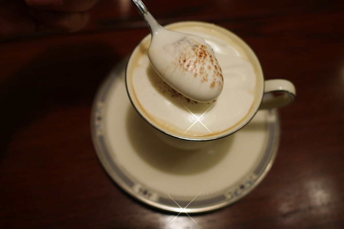 Café cremoso para a primeira refeição do dia; aprenda essa forma diferente de tomar aquele cafezinho gostoso. Foto: Canva Pro