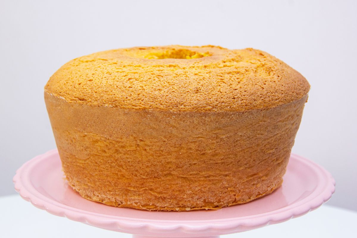 Aprenda a fazer um bolo de nata e descubra sua textura fofinha e sabor maravilhoso - Foto: Canva