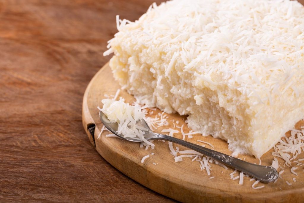 Bolo de tapioca sem forno de sabor irresistível para servir no café da manhã ou lanche