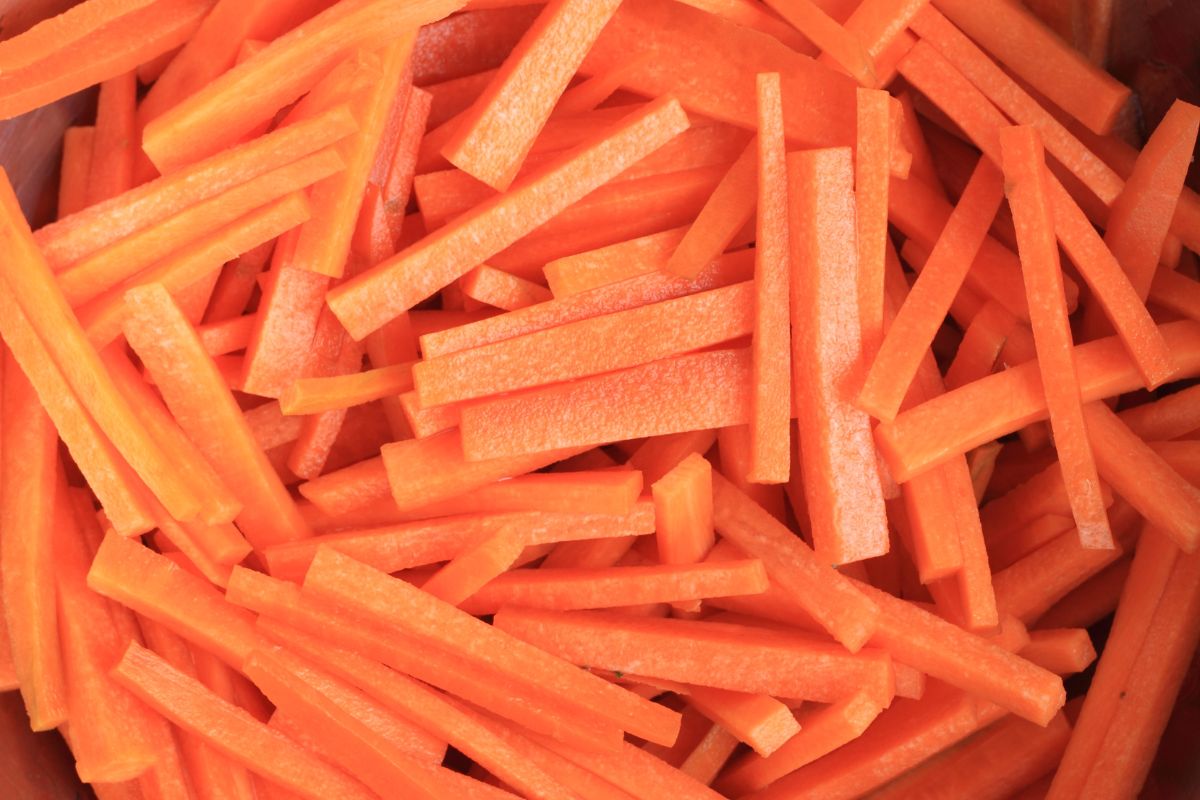 Palitinhos de cenoura crocante; aprenda essa delícia saudável. Foto: Canva Pro