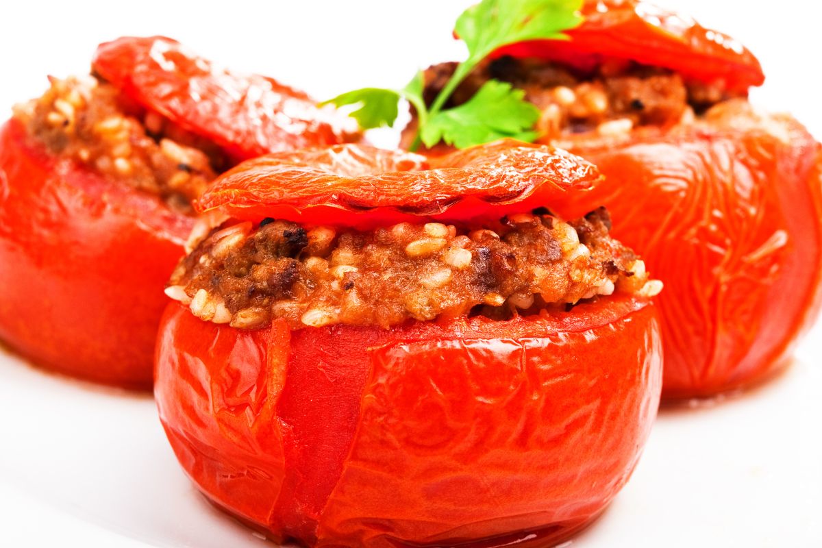 Tomates recheados; jantar fácil, saboroso que vai arrancar elogios - Foto: Canva