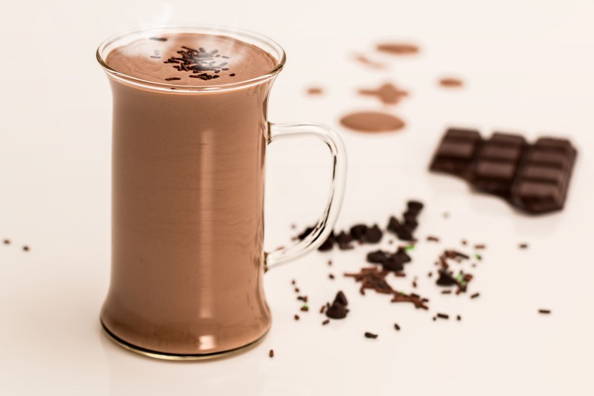 Quer provar um delicioso chocolate quente? Aprenda como fazer e deixar bem cremoso - Foto: Canva