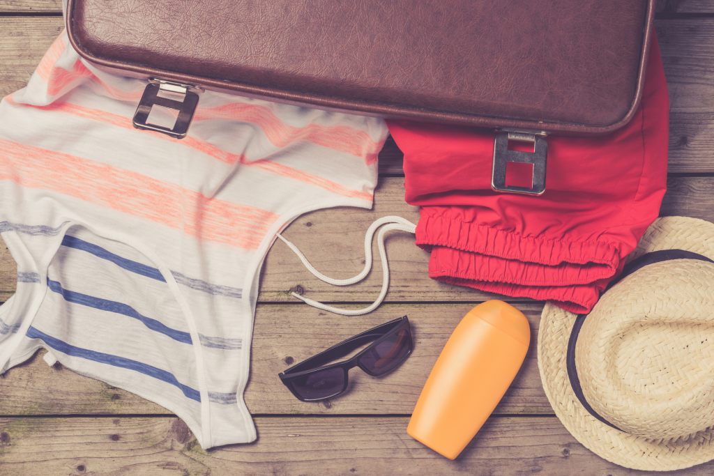 Peças de roupas para viagem à praia: veja quais levar
