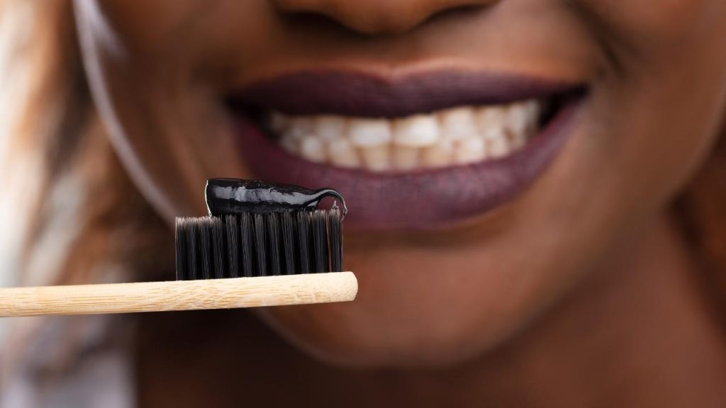 Como fazer sua pasta de dente com carvão ativado
