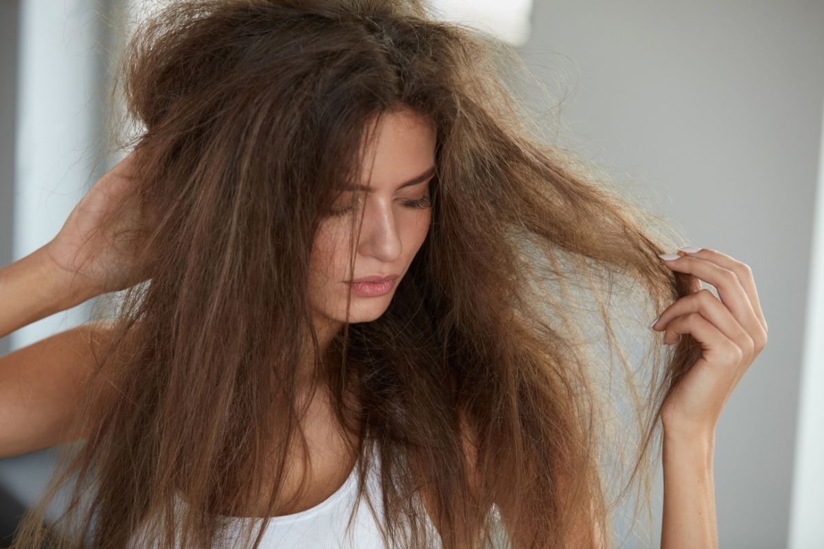 Seu cabelo está muito descuidado? Confira 5 erros fatais que destroem os cabelos!