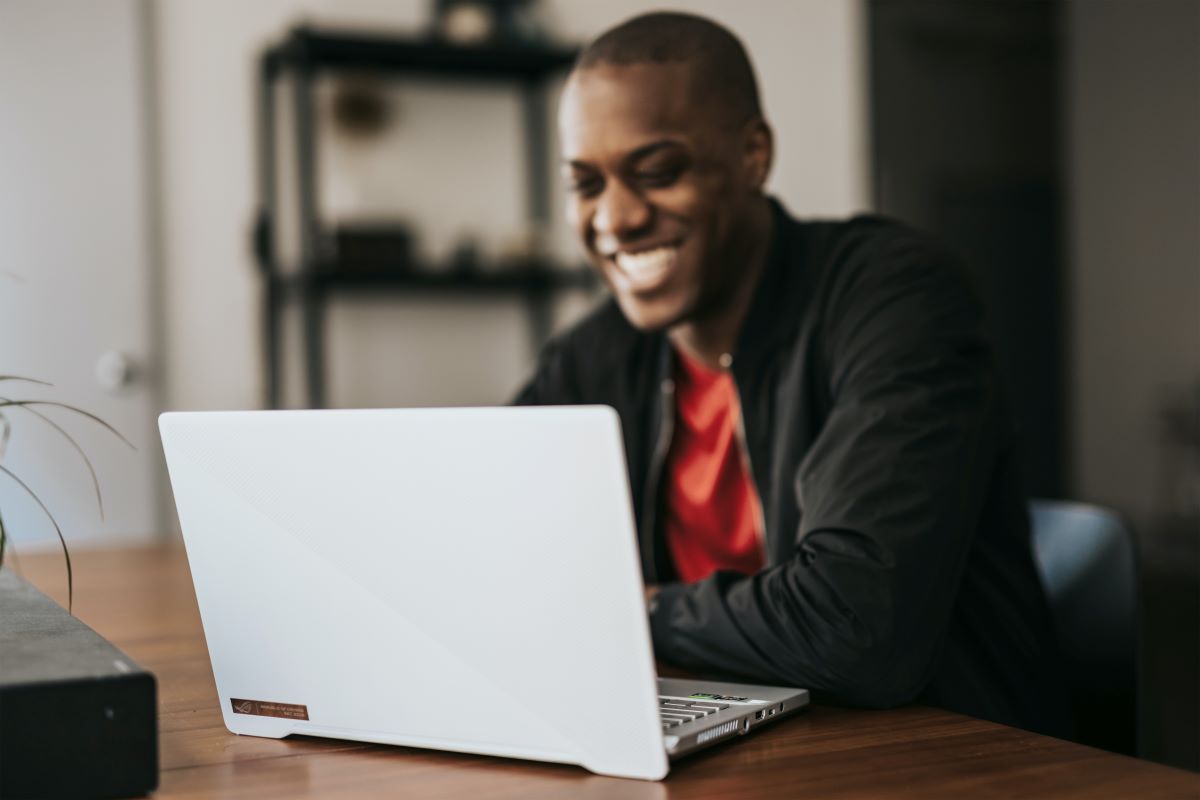 Utilize somente sites de confiança para comparar preços e fazer as suas reservas. | Fonte: Unsplash