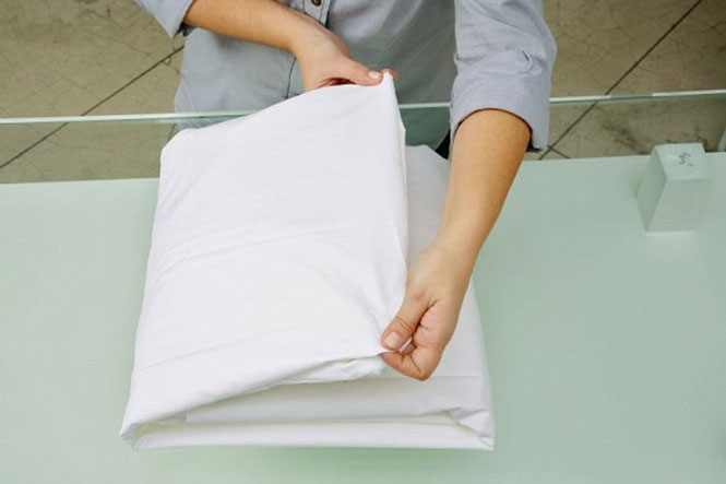 dobrar lençol de elástico