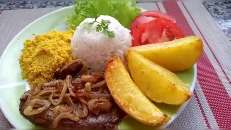 Bife acebolado na manteiga com batata (Imagem Youtube)