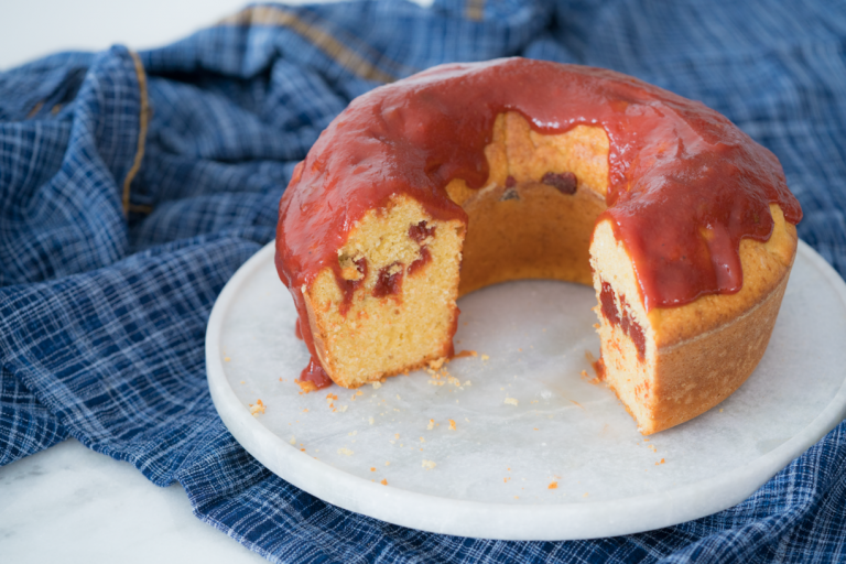 Bolo de fubá com goiabada