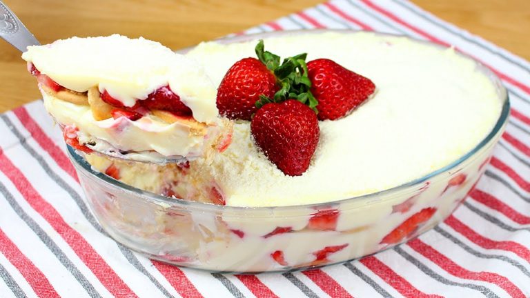 Deliciosa sobremesa pavê de leite ninho com morangos(imagem Youtube)