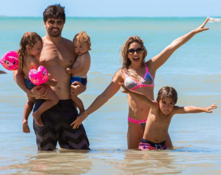 Patrícia Abravanel posta foto na praia com a família e web reage sobre o corpo da apresentadora