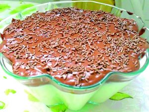 Sobremesa doce gelado com coco e chocolate