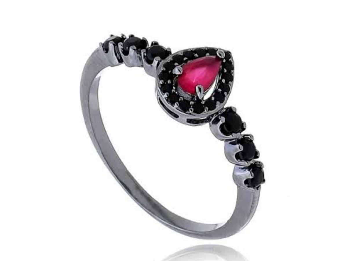 Anéis de noivado em Rodio Negro com pedra vermelha rubi