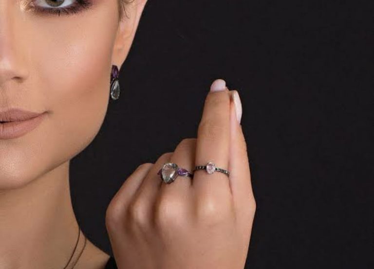 Os anéis de noivado em ródio negro são a nova tendência