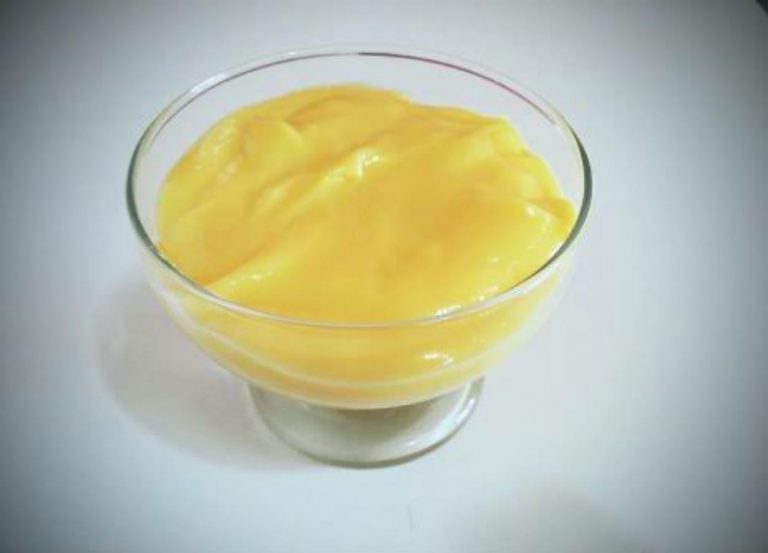 A receita de baba de moça pode ser servida como sobremesa, mas também como recheio de outras preparações