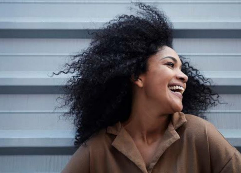 Os cabelos afro precisam de cuidados especiais