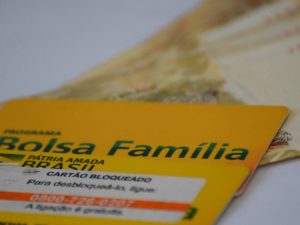 NIS 4 do Bolsa Família: beneficiários já podem sacar a 8ª parcela do auxílio residual