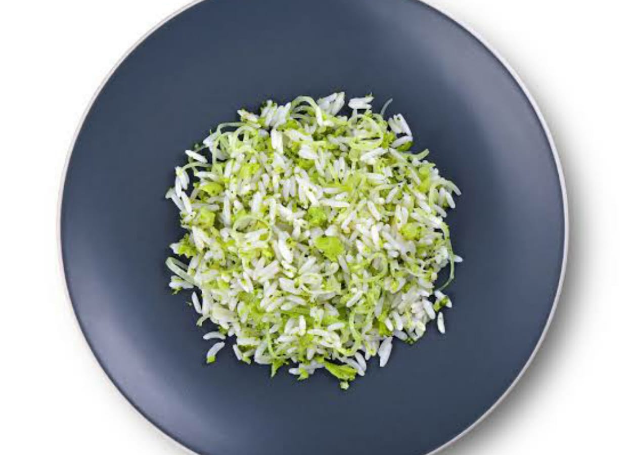 O alho poró vai deixar um sabor todo especial em um prato tão simples, como o arroz