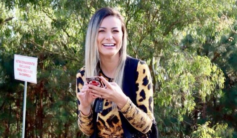 Ex-Fazenda Andressa Urach crítica evangélicos