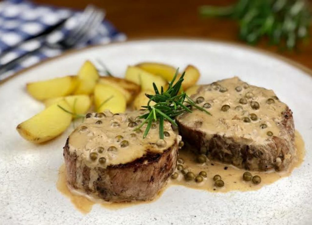 Filé mignon au poivre conheça essa receita que tem sofisticação e