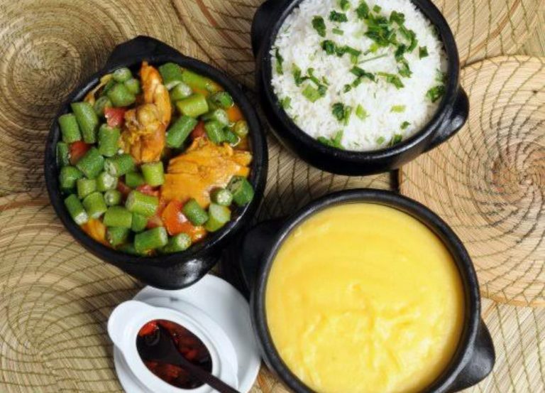 O frango, quiabo e angu pode ser servido com arroz branco e couve adicionais