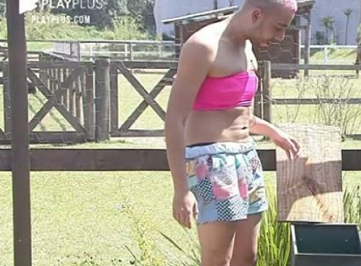 Imagem: O peão Lucas Selfie usando o "top rosa da Flay do BBB" na Fazenda 12 (Reprodução/Instagram)