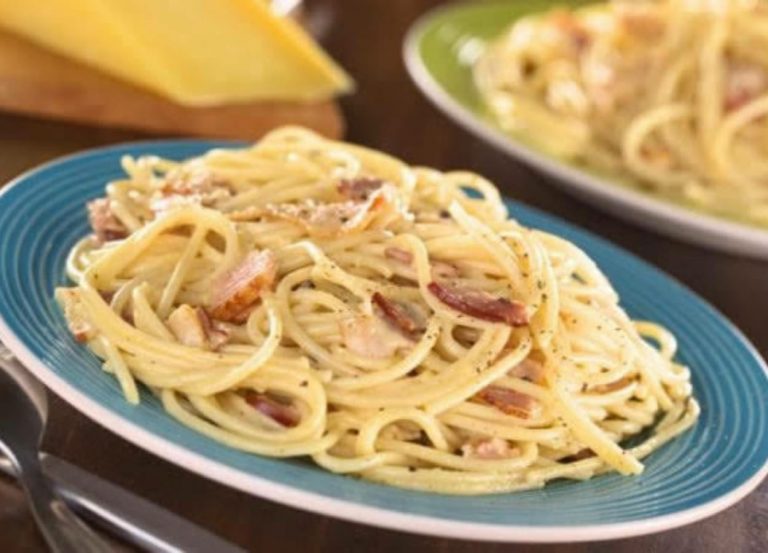 O macarrão à carbonara fica muito bem acompanhado de um vinho
