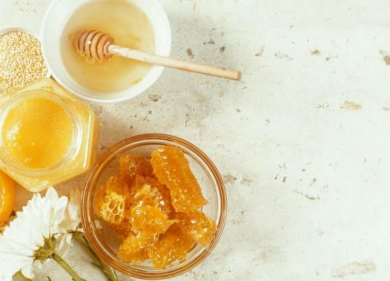 Poucas pessoas sabem, mas as propriedades do mel para tratar olheiras são realmente eficazes