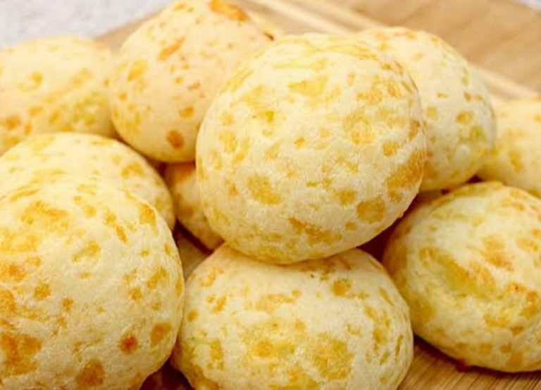 O pão de queijo mineirinho é perfeito com um café passado na hora