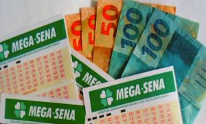 Acumulada, Mega-Sena sorteia R$ 75 milhões neste sábado (21/11)/e como apostar na Mega-Sena de hoje (04) /Créditos: Folha Go!