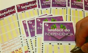 Veja o sorteio da Lotofácil de hoje (03): Prêmio é de 1,6 milhão de reais/ Créditos: Folha GO!