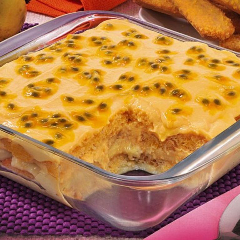 Musse de maracujá com biscoito champanhe;