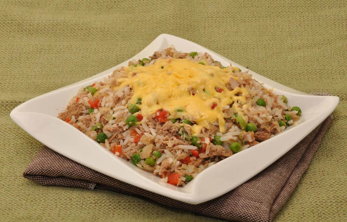 arroz com atum e legumes