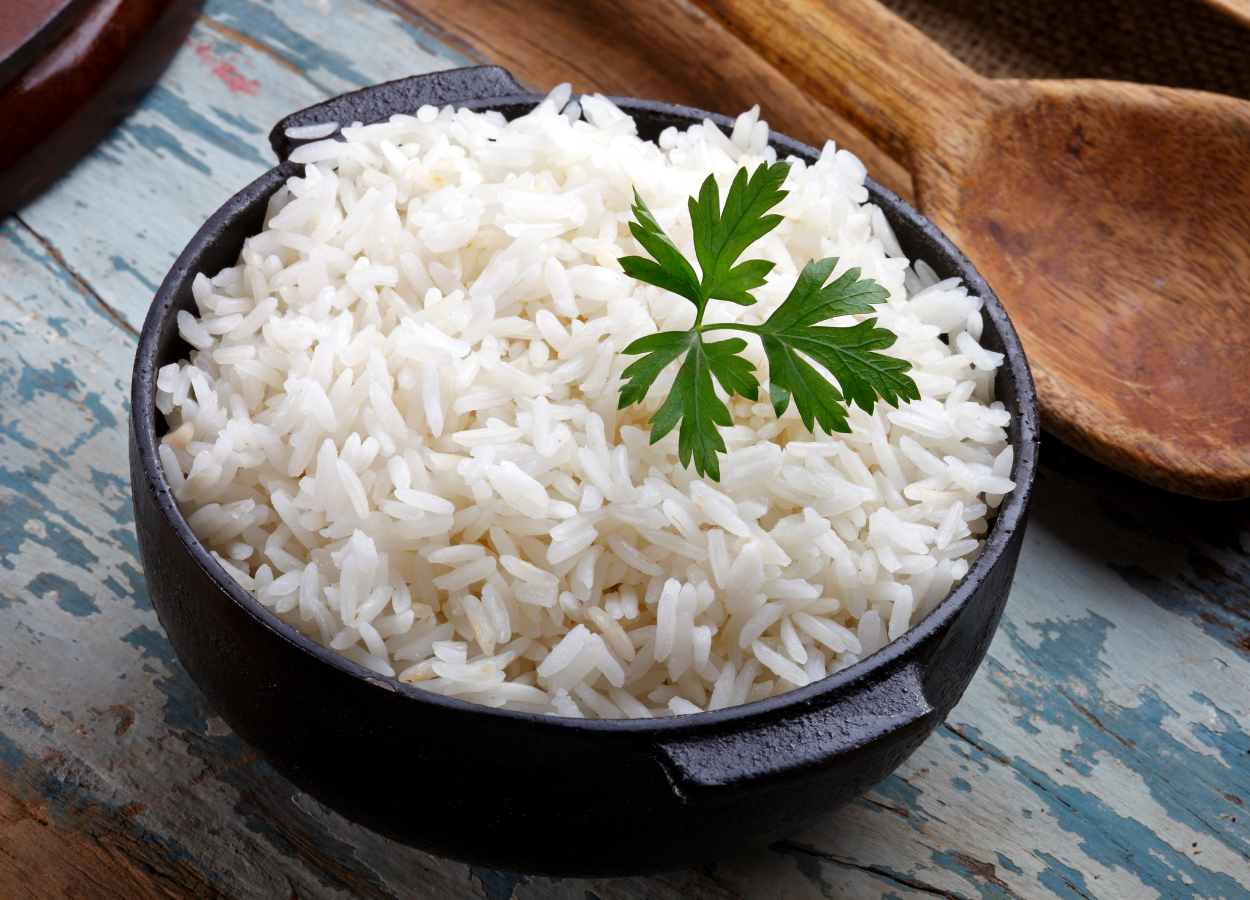 O arroz de natal branco é preferido por muitas pessoas, serve como um acompanhamento simples em uma mesa farta